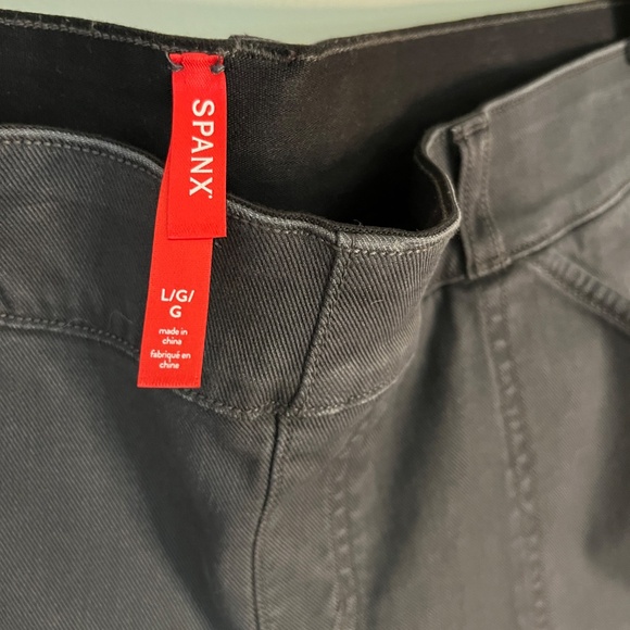 SPANX Stretch Twill Shorts in Washed Black Size Large - Picture 3 of 5